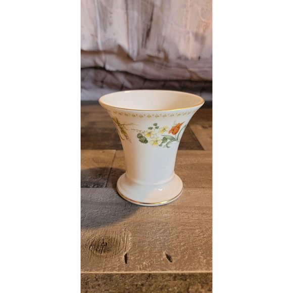 Wedgwood Bone china Made in England Floral pattern - Picture 2 of 5